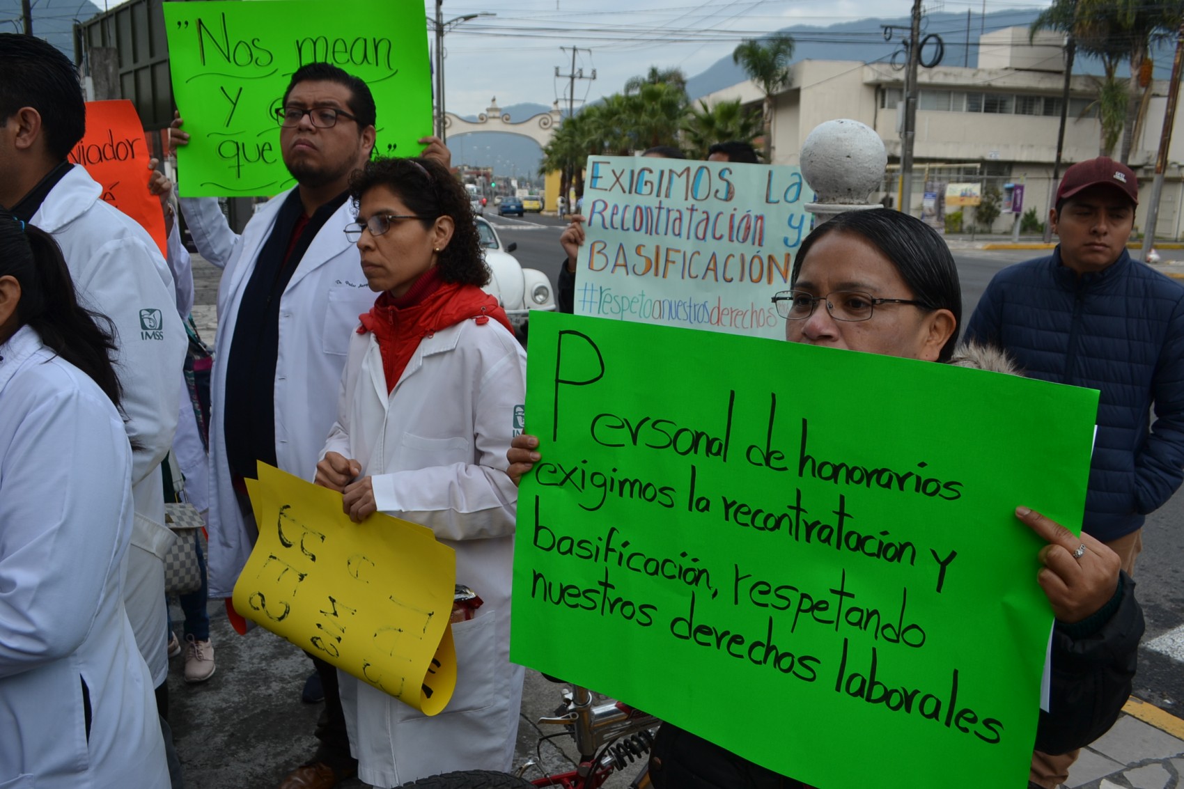 Médicos libres protestan en delegación  del IMSS y cierran entrada a Orizaba
