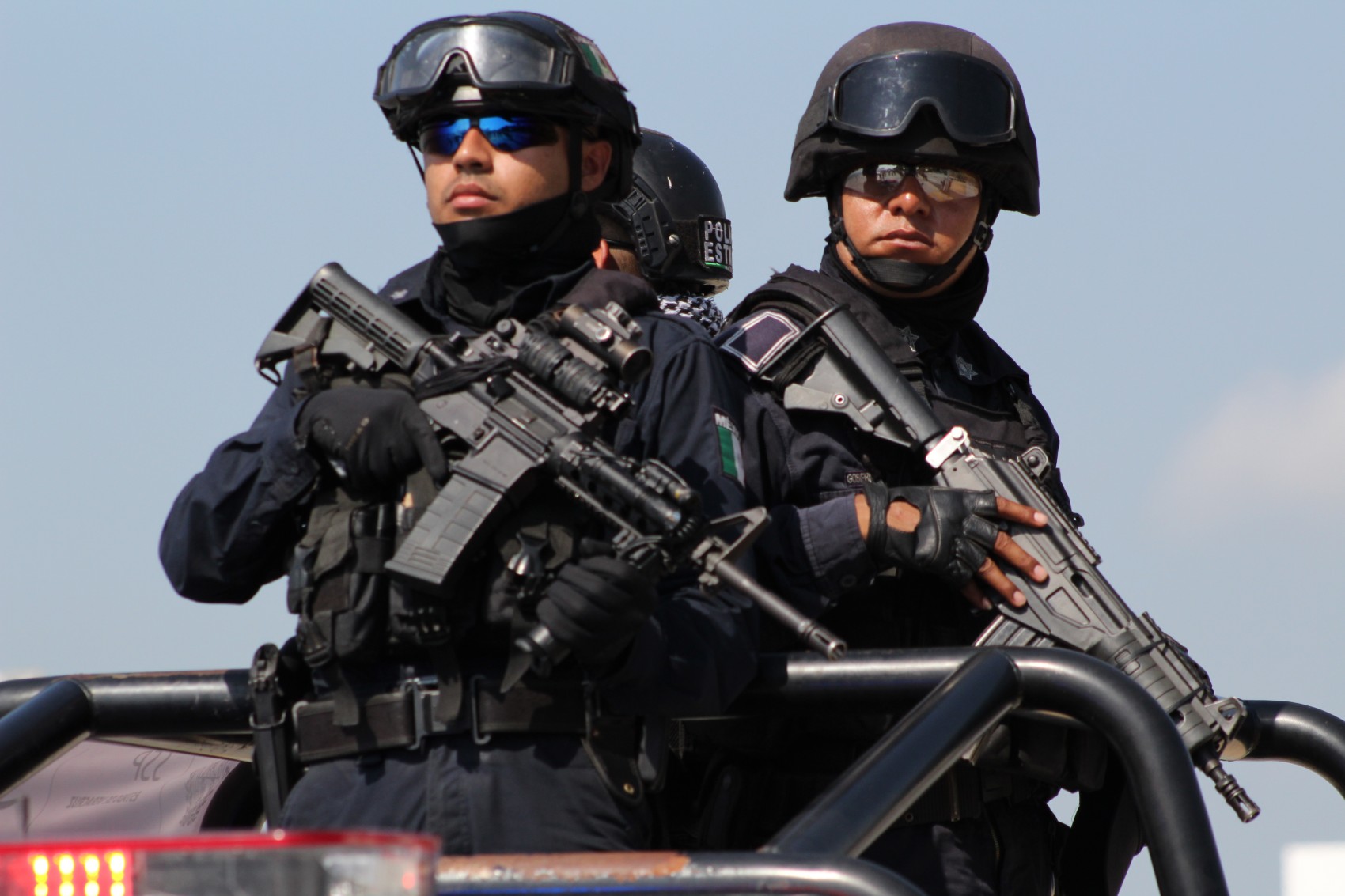 Enfrentamiento entre elementos policiacos y delincuentes en Tres Valles deja un policía caído y varios heridos