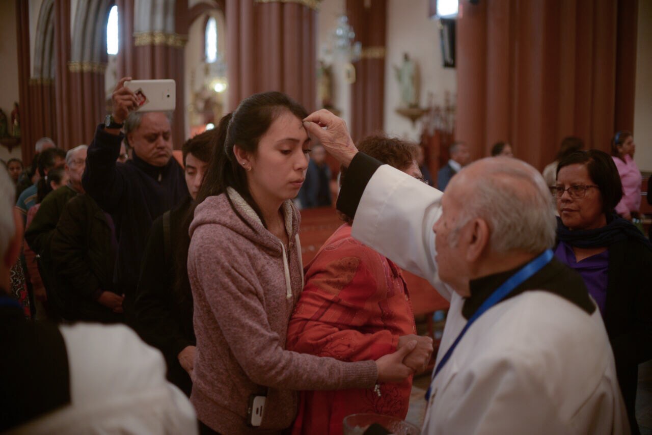 Suspende la iglesia católica contacto  en el saludo de paz y comunión