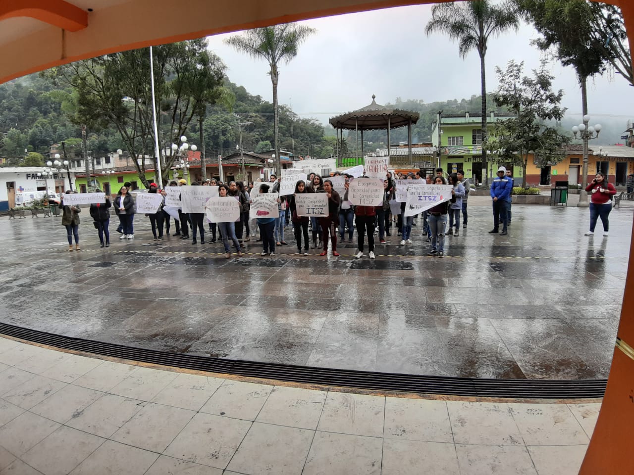 Exigen justicia para maestro secuestrado y ejecutado del Tec de Zongolica