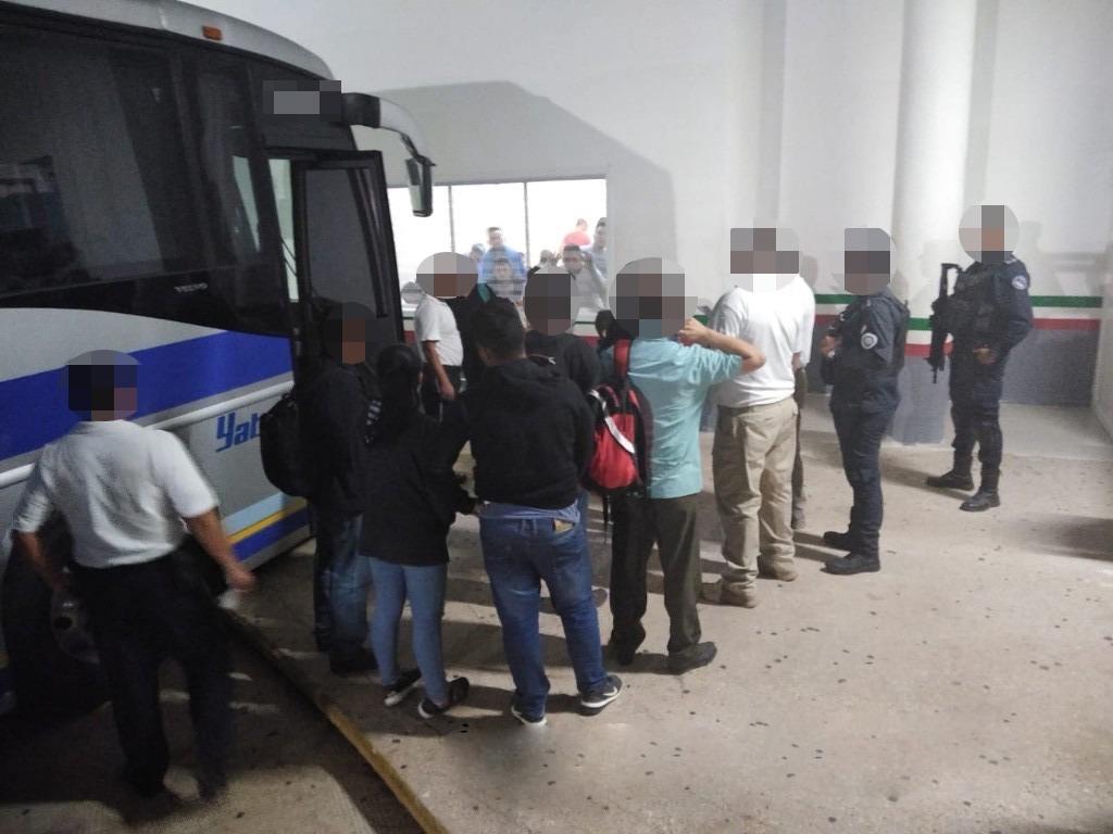 Migrantes salvadoreños son abandonados por pollero en San Juan Evangelista