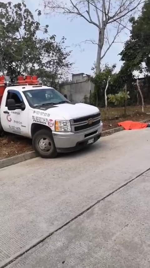 Trabajador muere aplastado por camión gasero en Las Choapas