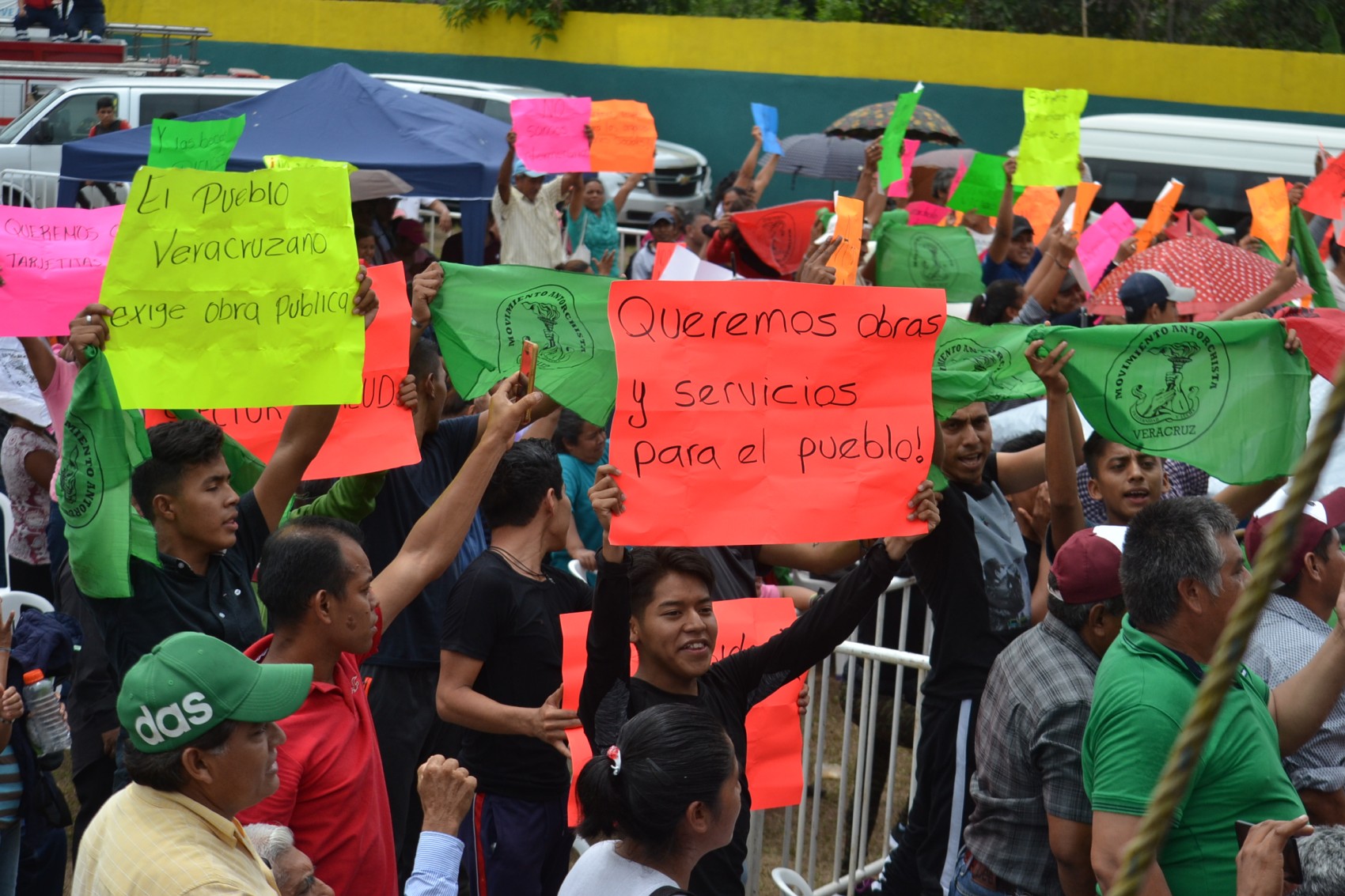 Ni gritos ni sombrerazos cambiarán política social : AMLO