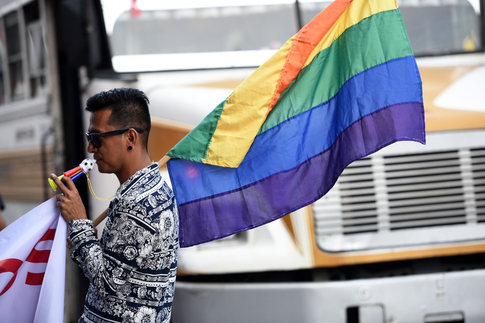 Comunidad LGBTTTIQ+ presenta agenda a precandidato a gobernador