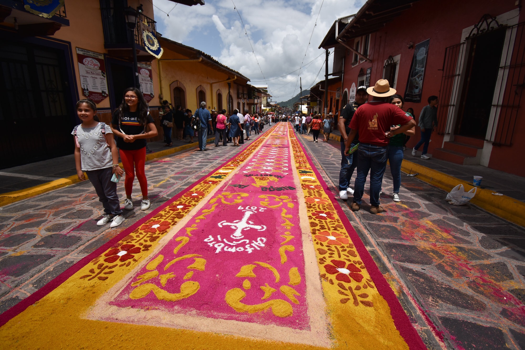 Elaboran tradicional tapete de Xico más de 200 artesanos