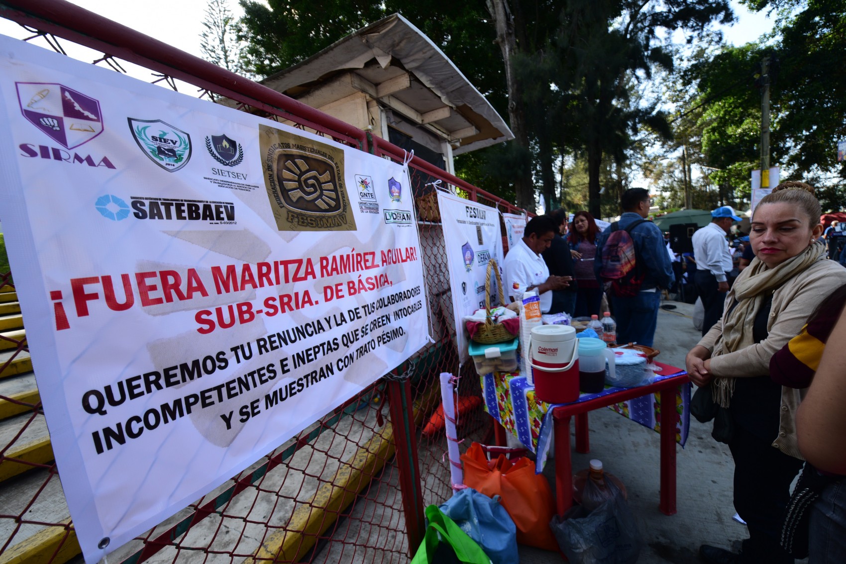 Docentes toman la SEV,  exigen solución a sus demandas