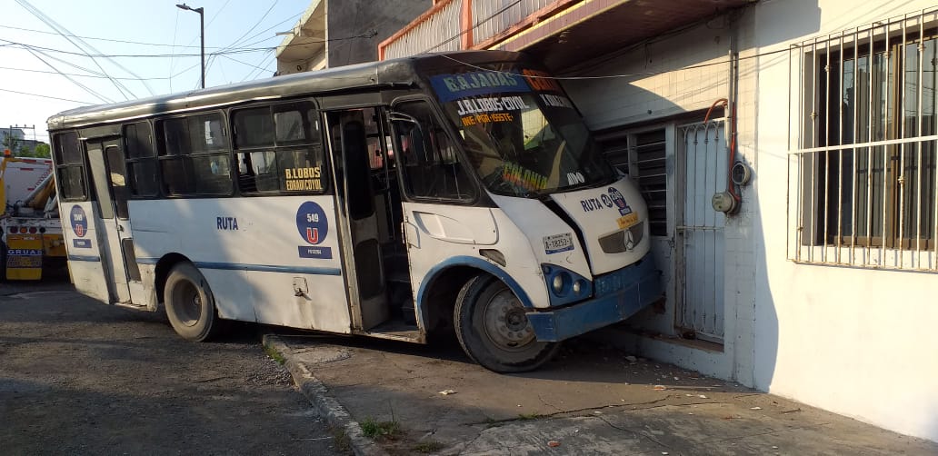 Camión se estrella contra vivienda en El Centro de Veracruz