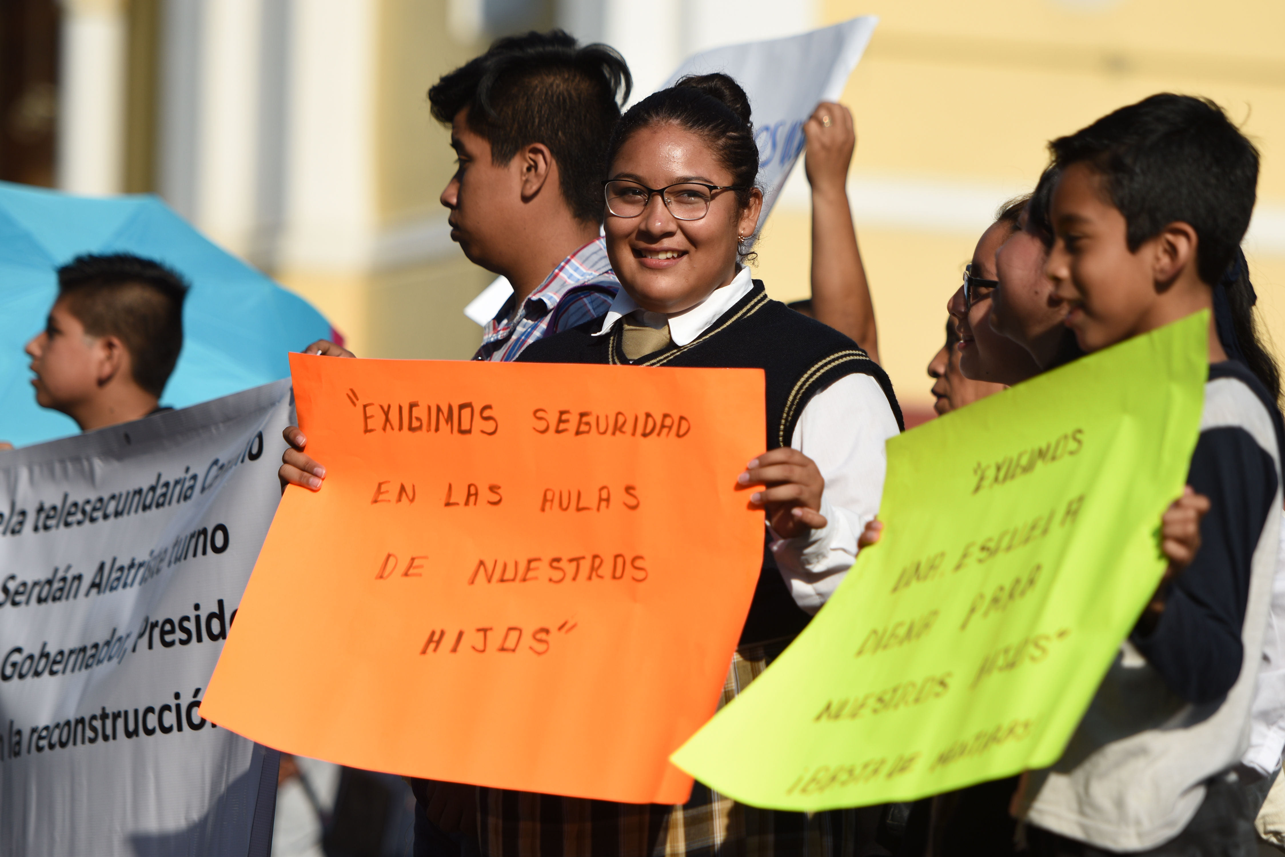 Alumnos de la escuela telesecundaria Carolino Anaya se manifiestan en plaza Lerdo