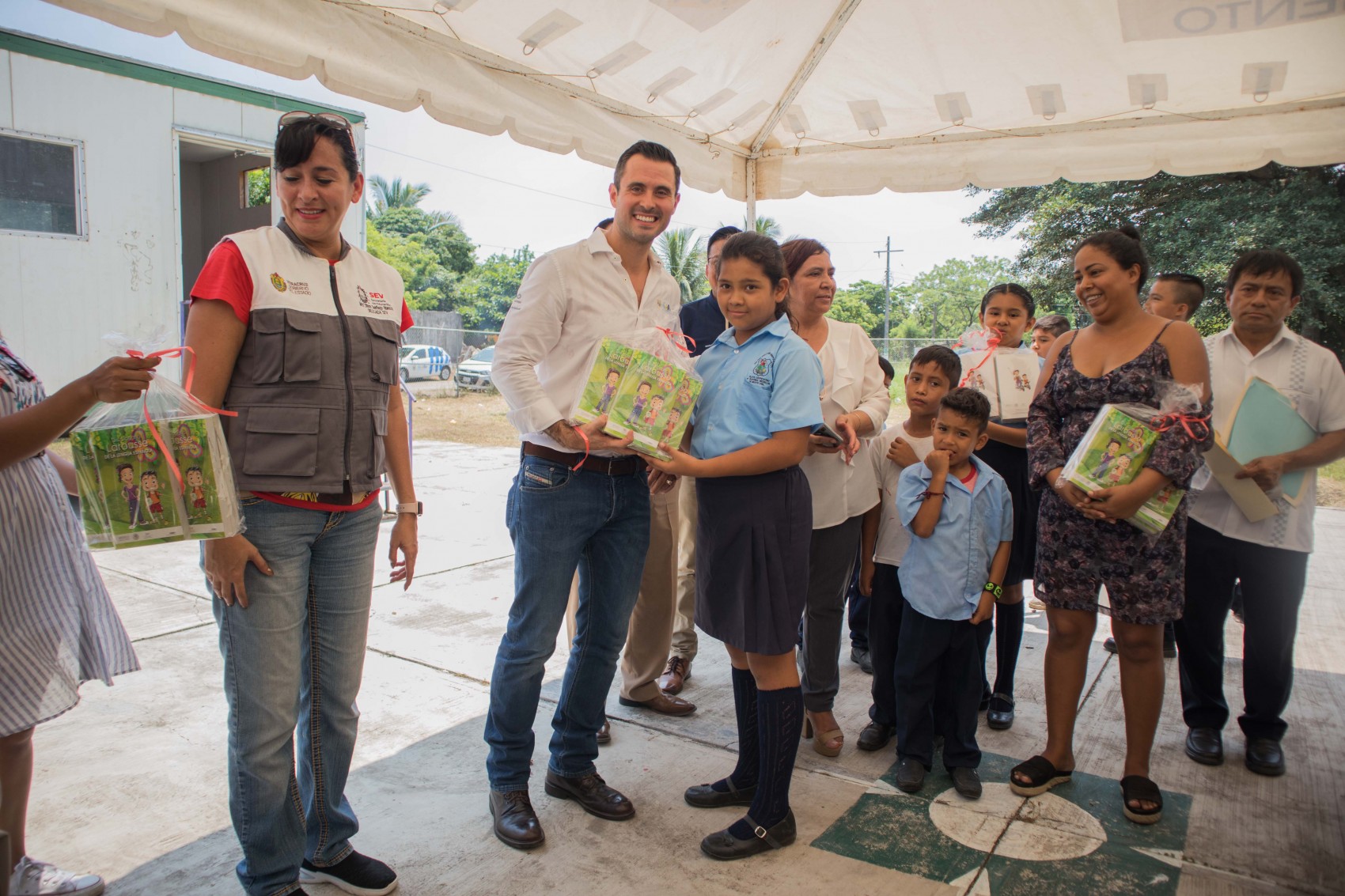 Entrega Polo Deschamps aula móvil en El Guasimal