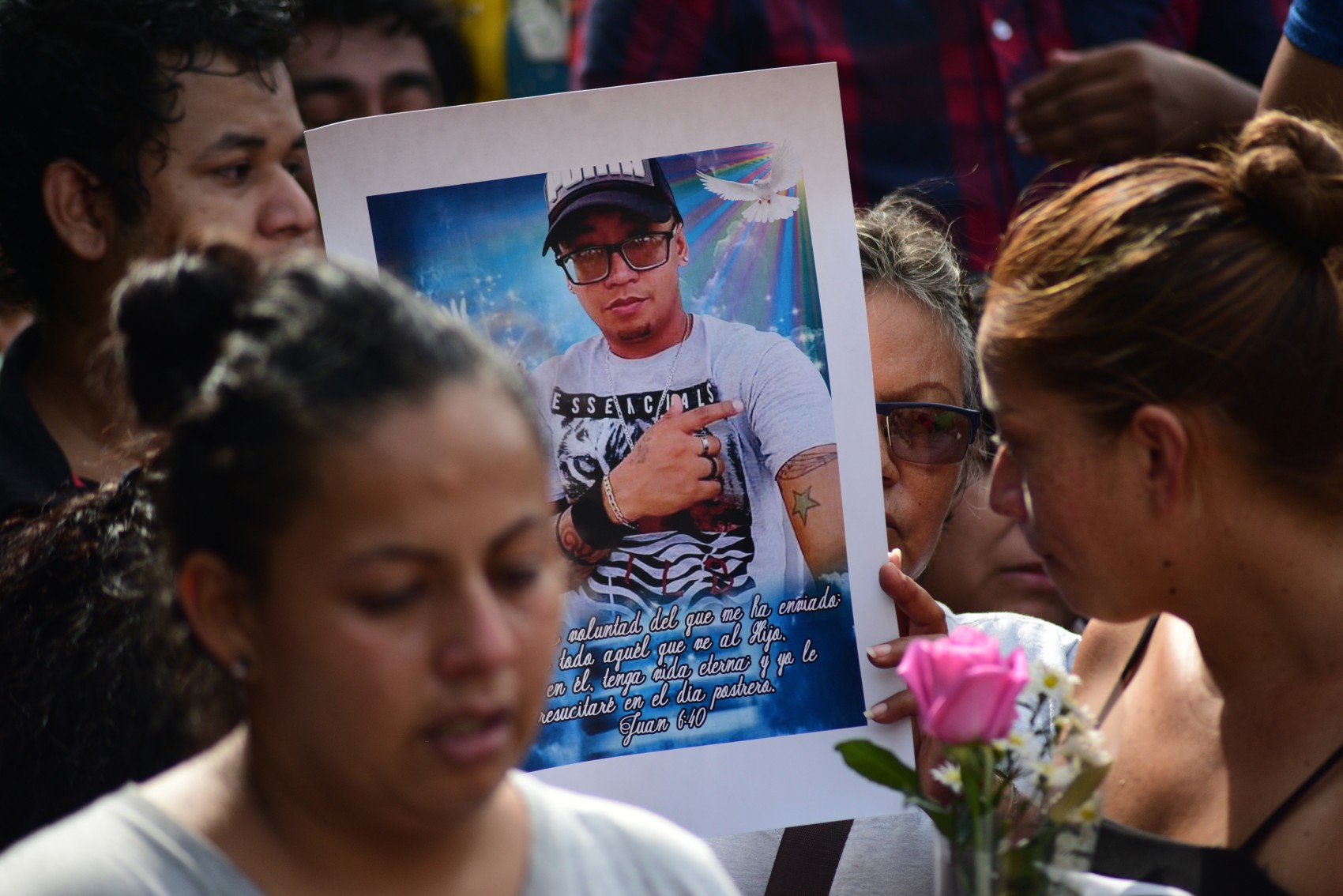 Entierro de víctimas de masacre en Caballo Blanco