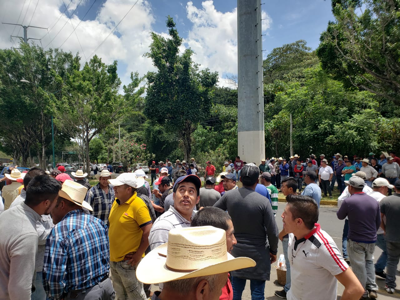 Transportistas de Coscomatepec bloquean entrada a la FGE