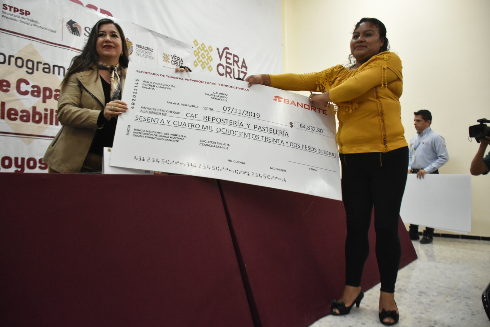 La secretaria de Trabajo, Guadalupe Argüelles hizo entrega de apoyos económicos en Modalidad de Autoempleo