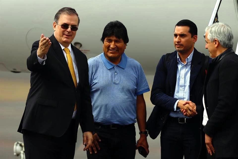 Evo llega a México: me salvaron la vida, dice