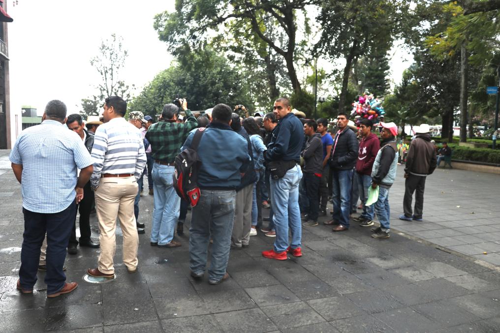 Habitantes de Calcahualco se manifiestan por daños de obra a ejidos