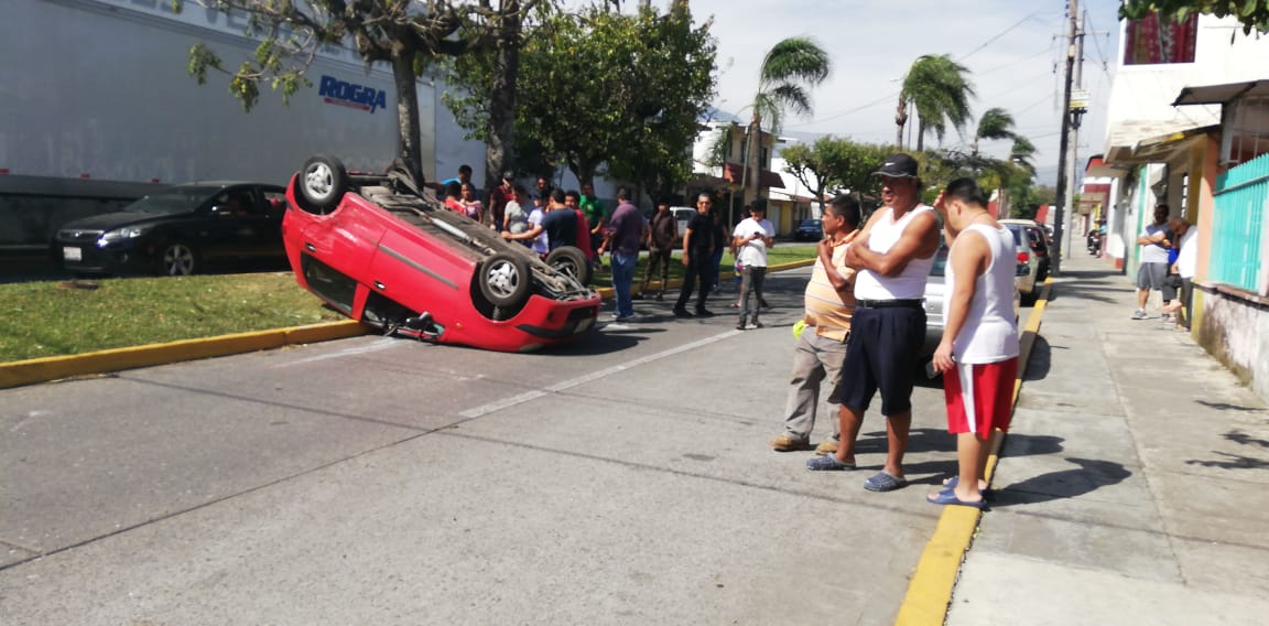 Choque de taxi y compacto en Orizaba deja tres lesionados