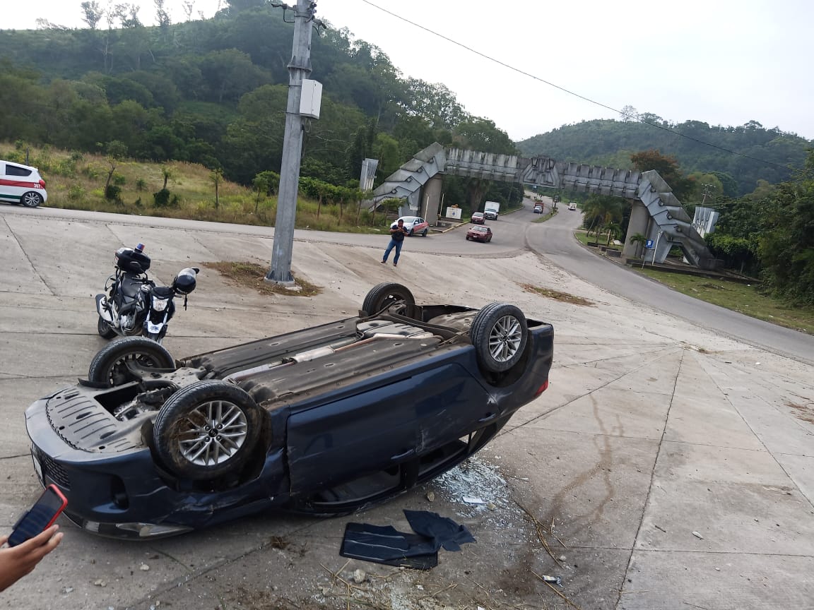 Cinco turistas lesionados deja volcadura en la carretera Papantla-Poza Rica