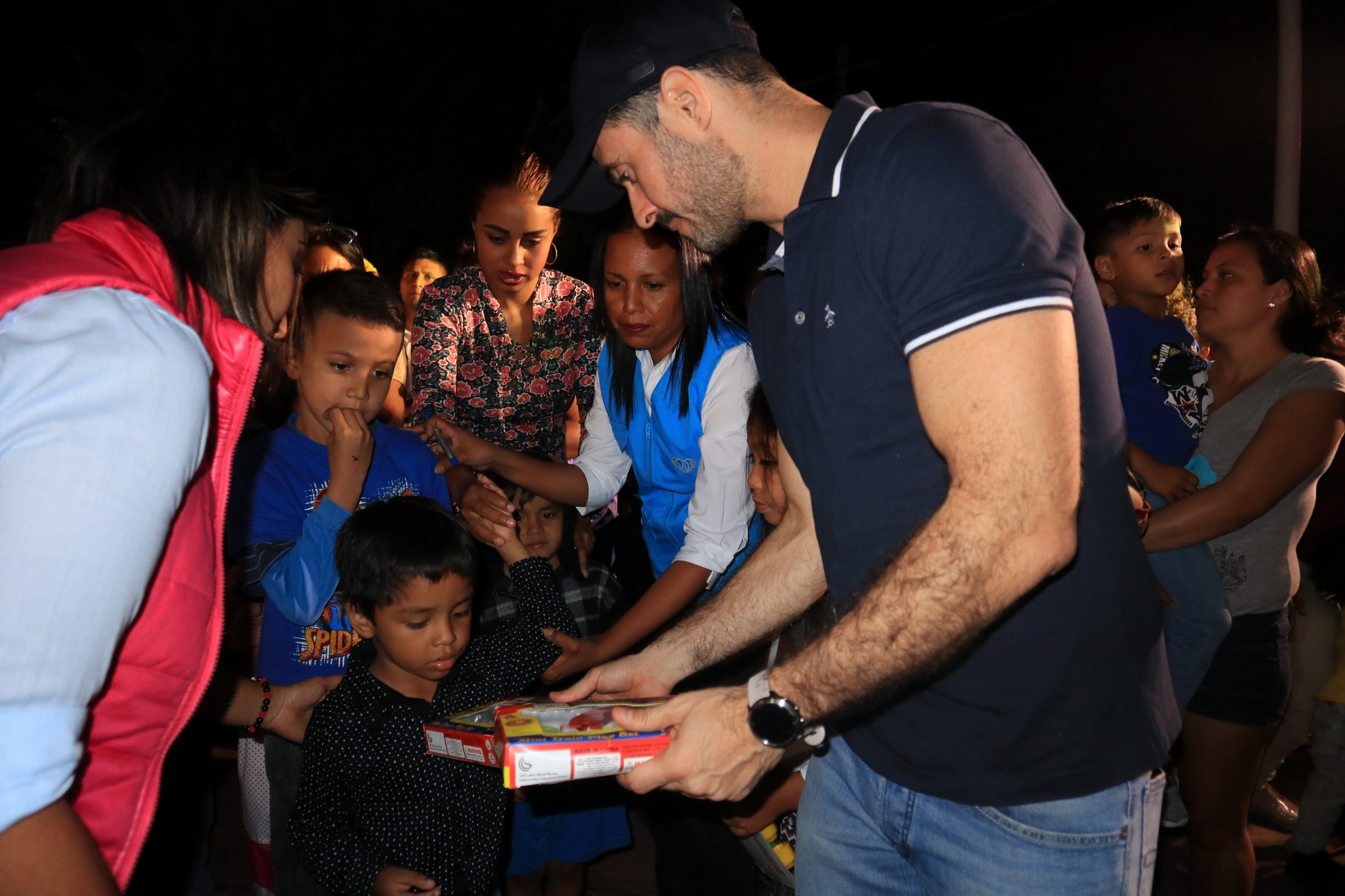 Visitan reyes magos a niños medellinenses