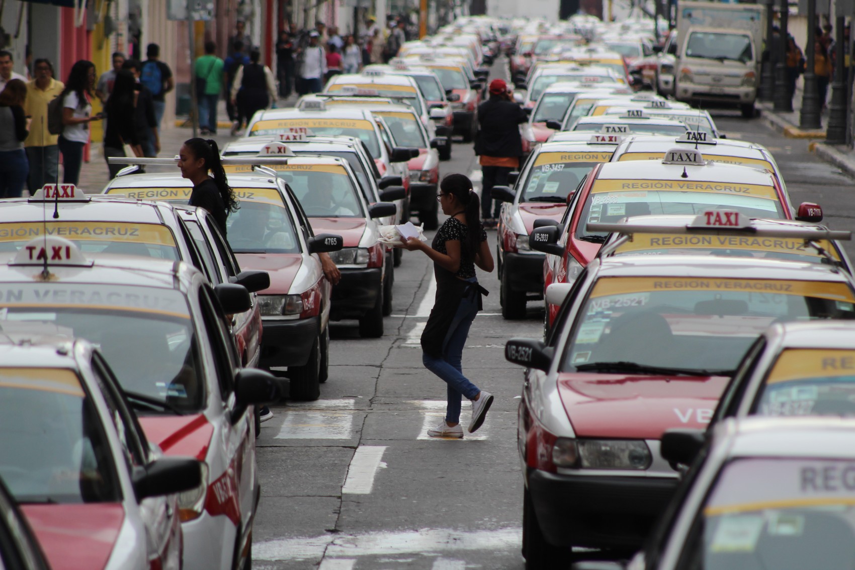 Taxistas protestan contra particulares del servicio de transporte en Veracruz puerto