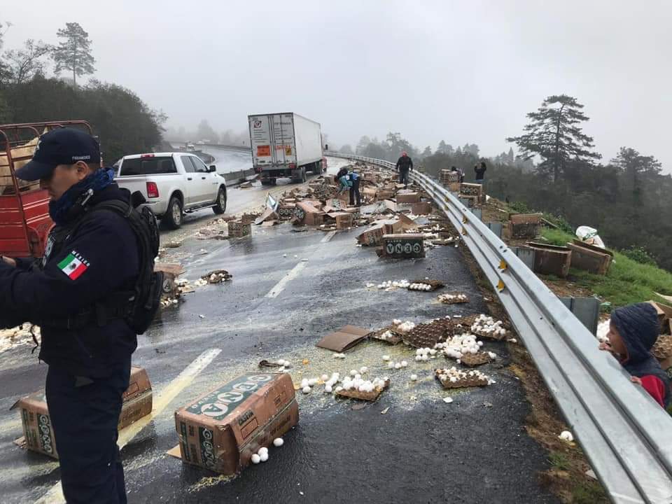 Tráiler cargado de huevo vuelca en la carretera Xalapa-Perote