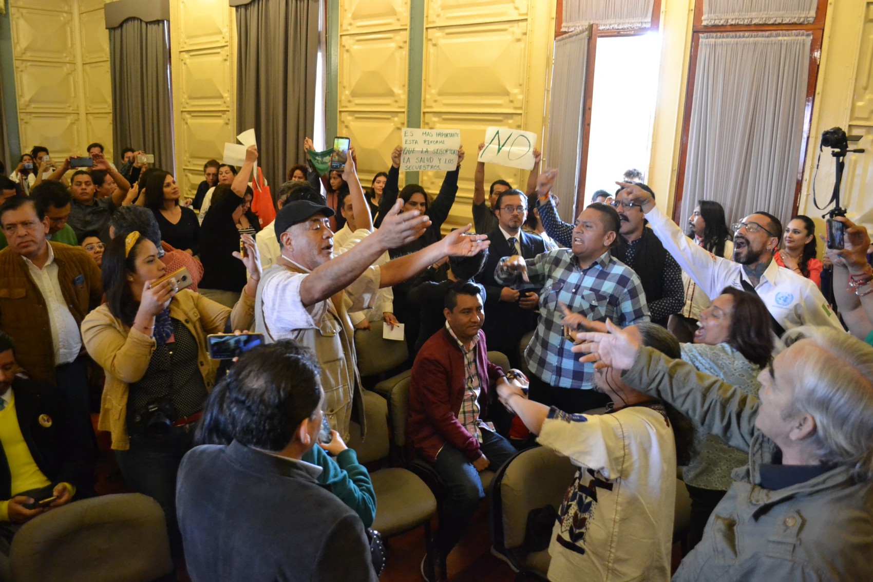 Grupos a favor y contra el matrimonio igualitario se enfrentan verbalmente en Orizaba