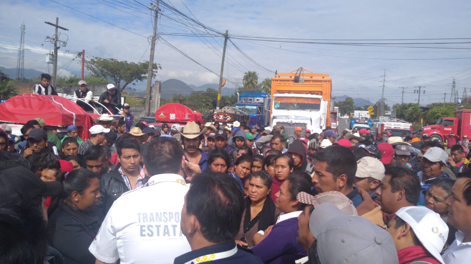 Habitantes de Calcahualco liberan el pago de la caseta de Fortín