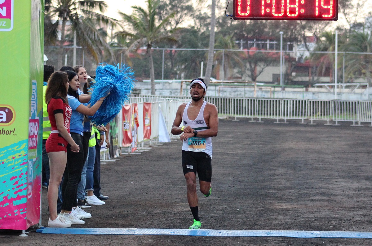 Fernando Cervantes y Angélica Espinoza conquistan el Medio Maratón Puerto de Veracruz