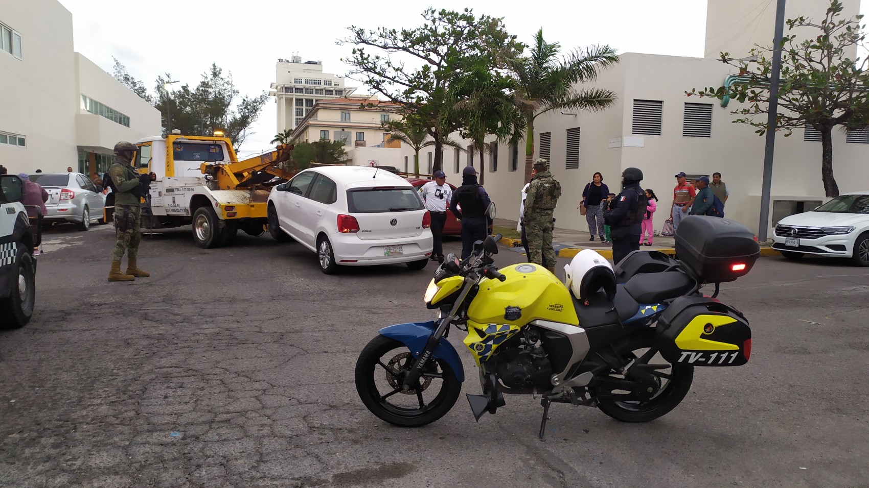 Marinos y agentes de Tránsito se confrontan por auto mal estacionado afuera del Hospital Naval