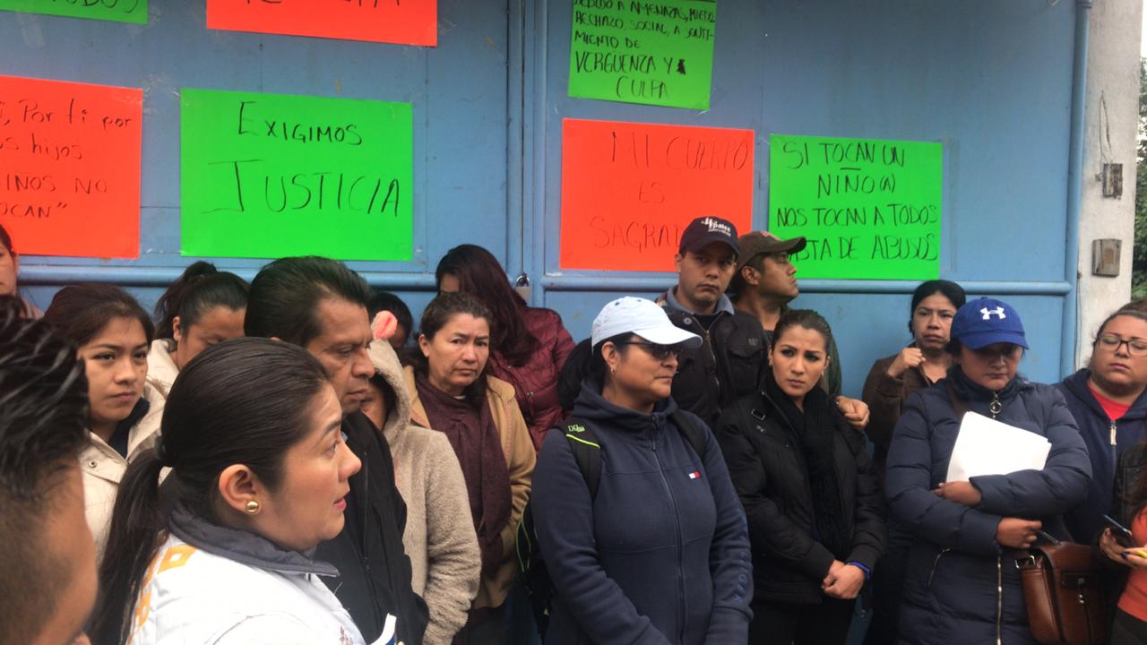Familias bloquean carretera Xalapa-Misantla, acusan a maestro de presunto abuso sexual