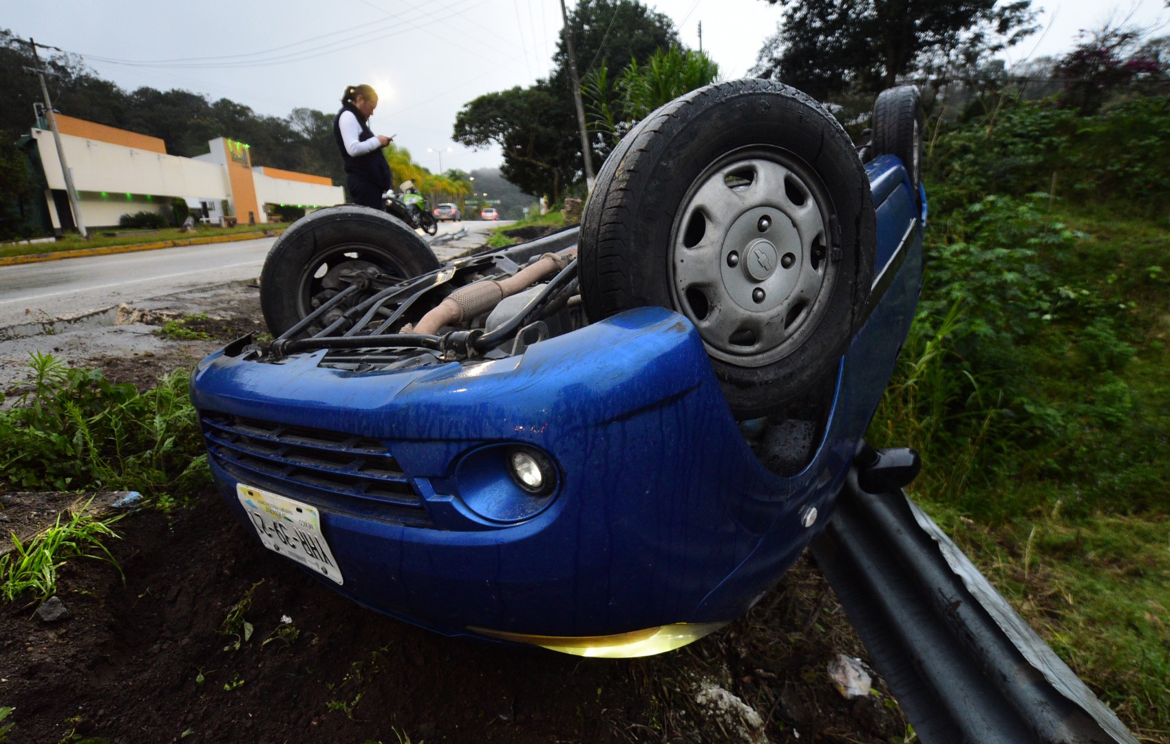 Vuelca auto compacto en  la carretera Xalapa-Coatepec