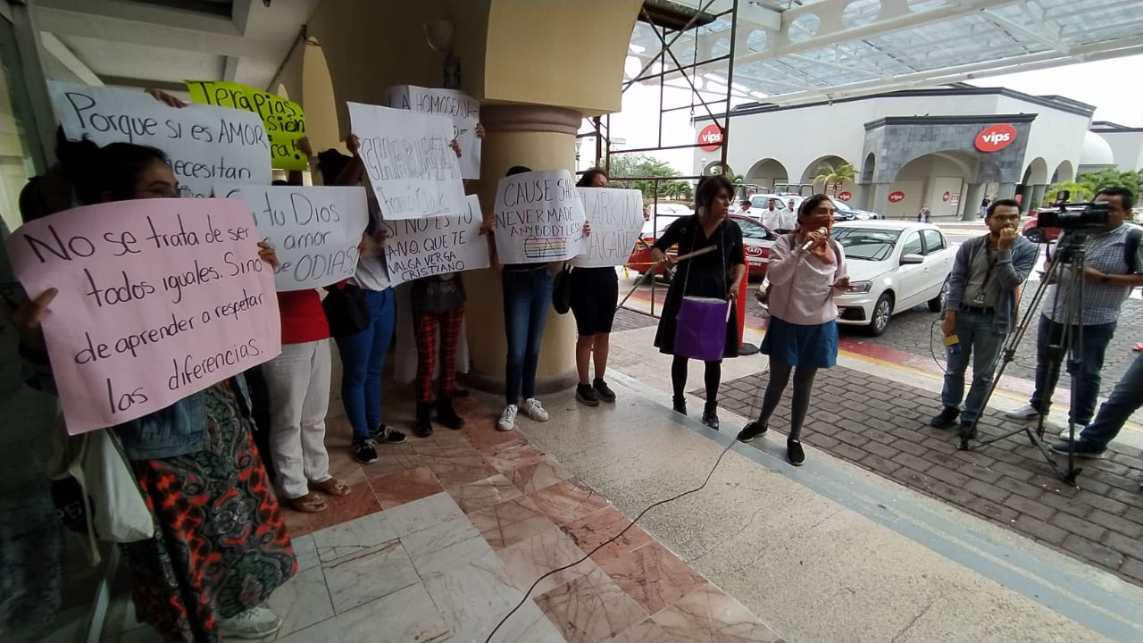 Protestan grupos de la diversidad  sexual por charla de Mauricio Clark
