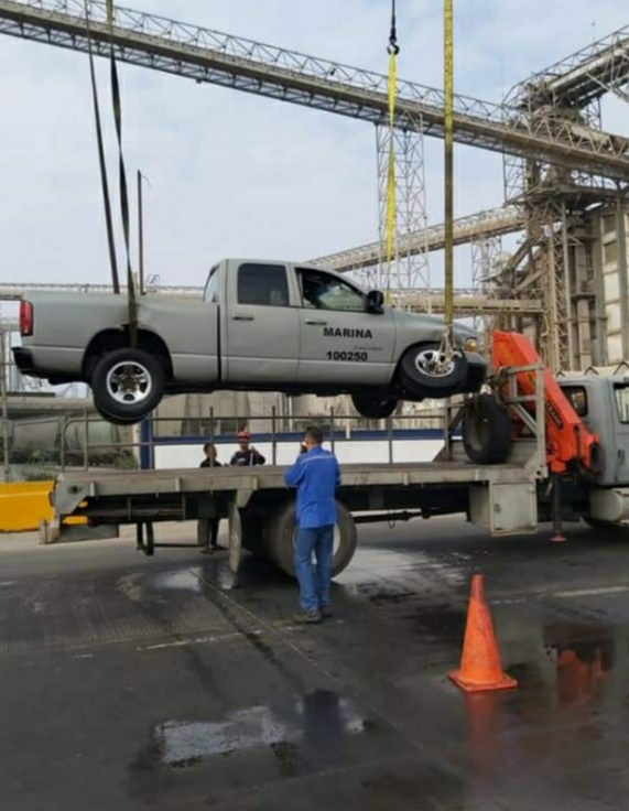 Cae unidad de la Marina al mar en el interior del recinto portuario de Veracruz