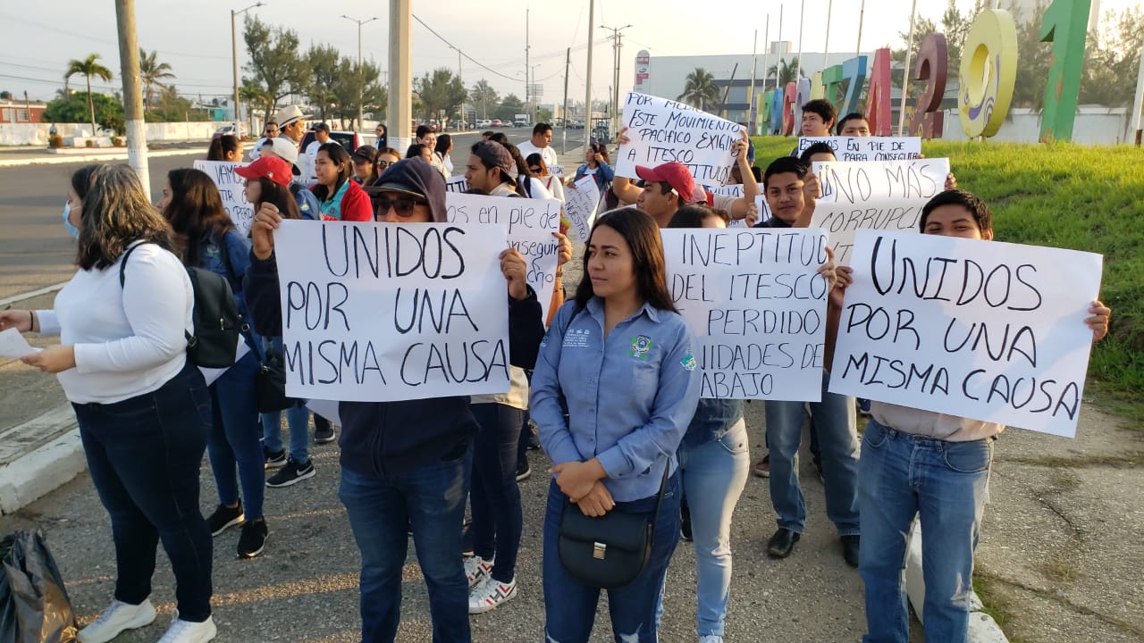 Marchan egresados del Itesco, exigen títulos profesionales