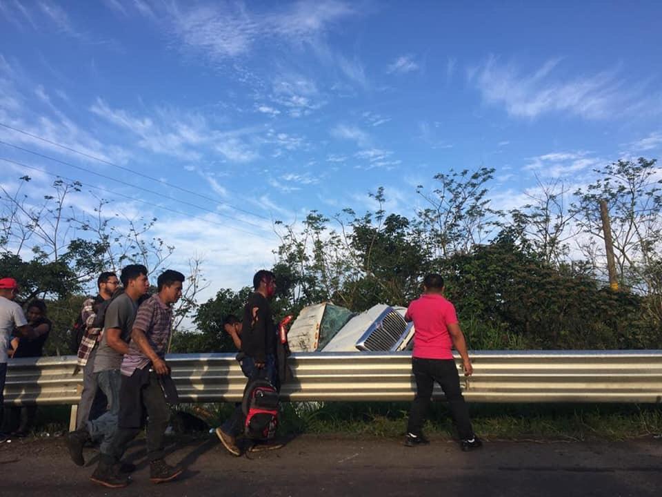 Unos 200 migrantes viajaban en camión que volcó en Santiago Tuxtla
