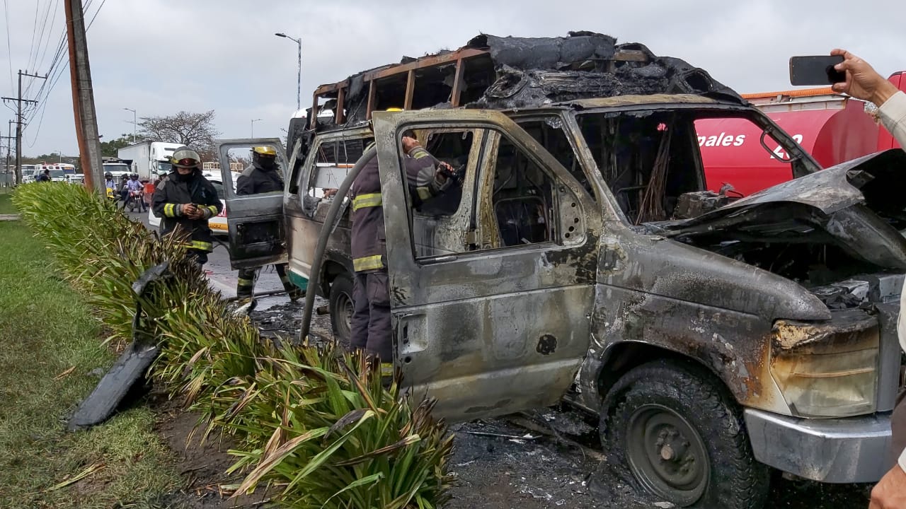 Por falla mecánica arde ambulancia en Veracruz