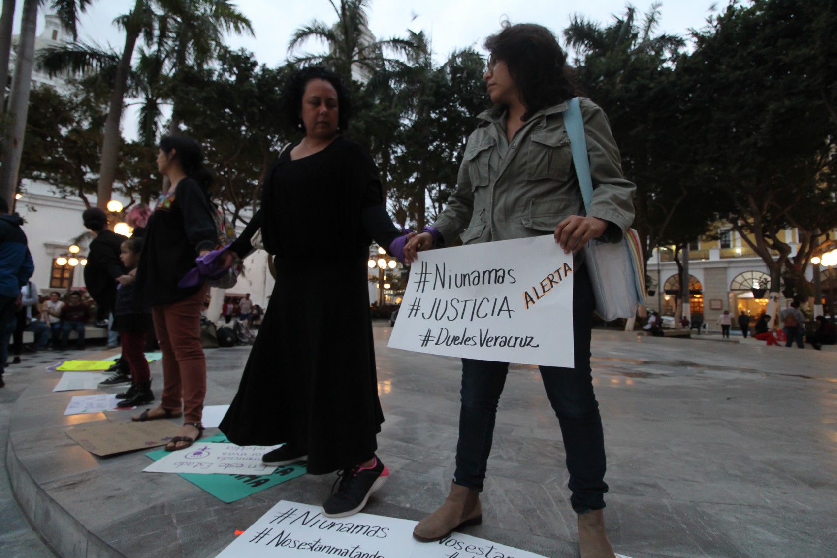 Forman cadena humana para exigir un alto a la violencia contra las mujeres