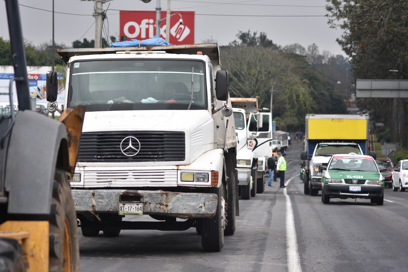Bloquean Lázaro Cárdenas para exigir contratos de obra