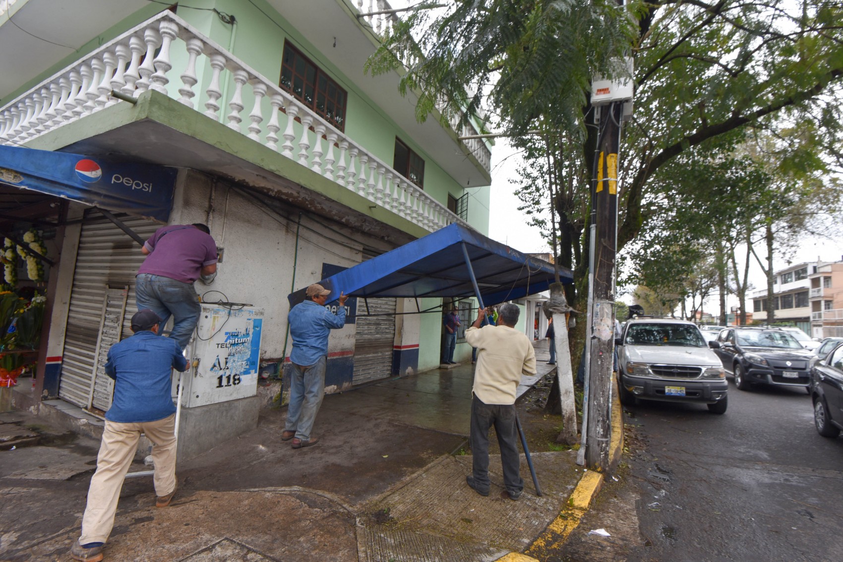 Retiran estructuras colocadas  en vía pública sin autorización