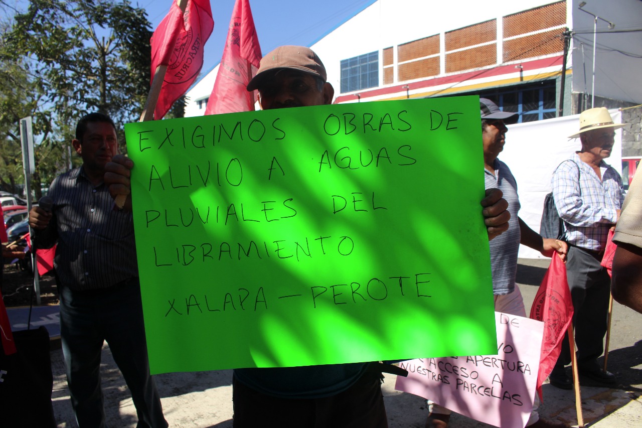 Antorchistas protestan en instalaciones de SCT