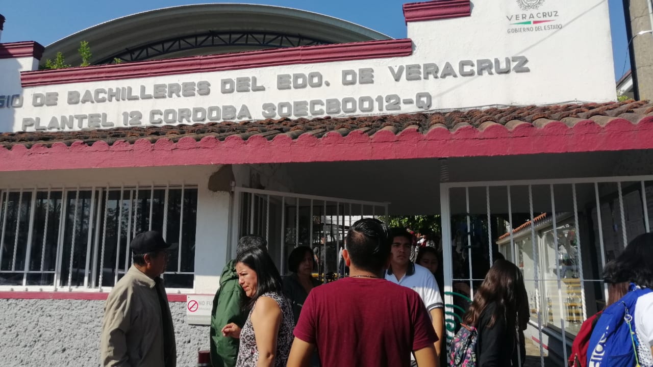 En revisión de mochilas de alumnos de Cobaev encuentran supuestas armas blancas