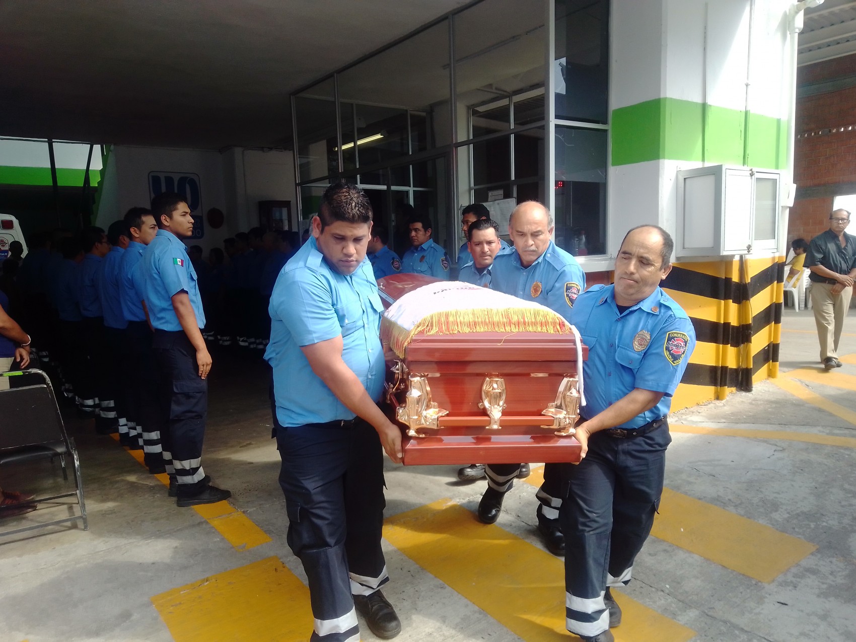 Rinden homenaje al bombero Fausto  Santos, fallecido en la zona conurbada