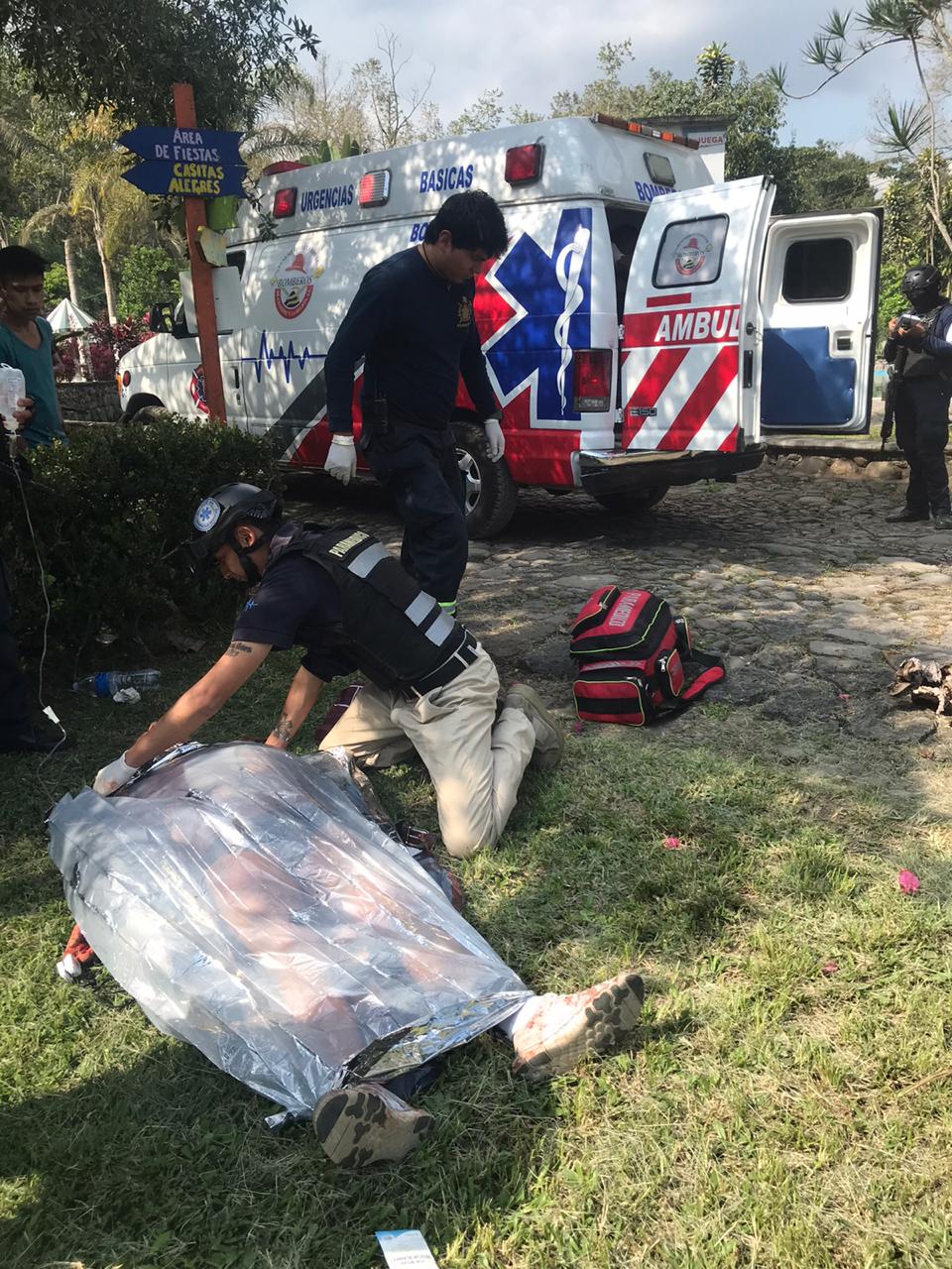 Taxista es víctima de asalto y se debate entre la vida y la muerte