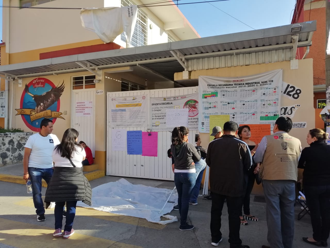 Se manifiestan en la Secundaria 128 por falta de 6 maestros