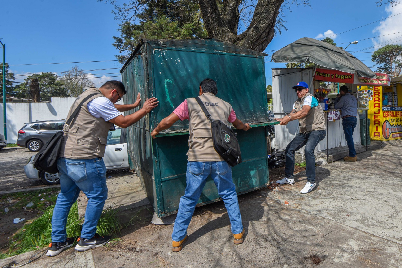 Ordenan actividad comercial en  la zona del CAE Dr. Rafael Lucio