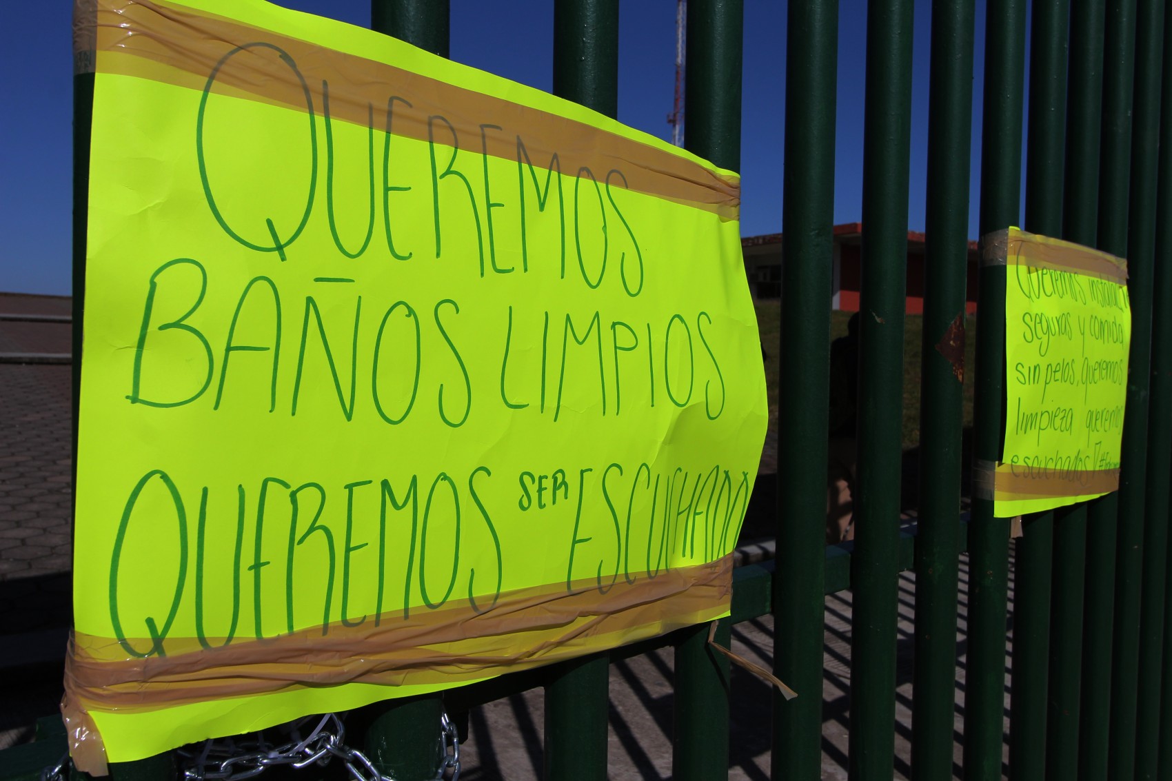 Alumnos de bachillerato toman el Ilustre Instituto Veracruzano para exigir mejoras