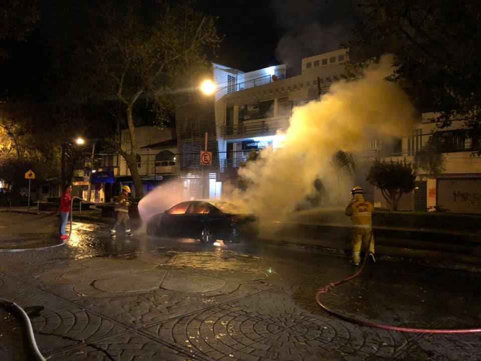 Incendian vehículo de director de gobernación de Coatepec; por amenazas renuncia al cargo