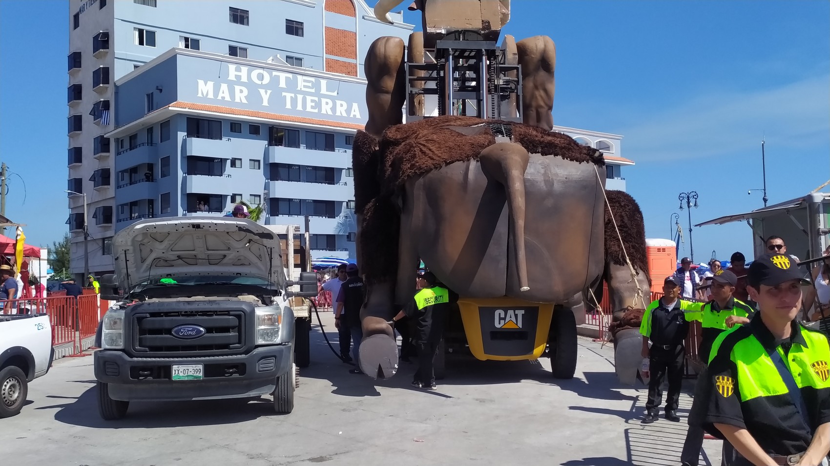 Pérez Fraga evade a reporteros en el segundo desfile del Carnaval