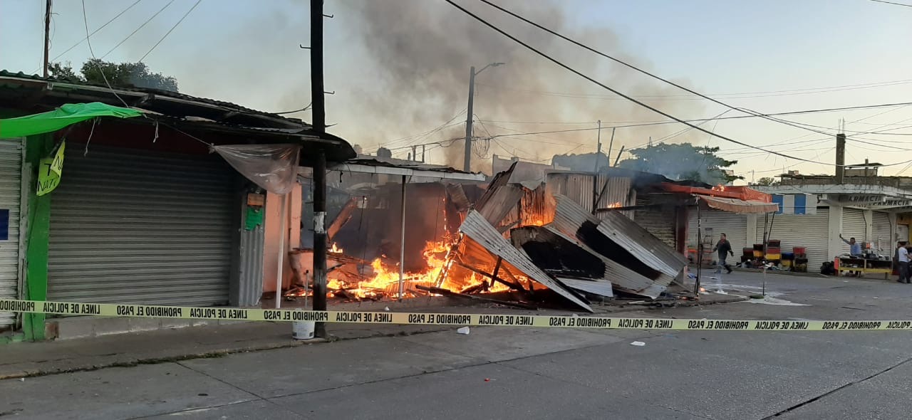 Incendio en Minatitlán arrasa con dos negocios y una vivienda