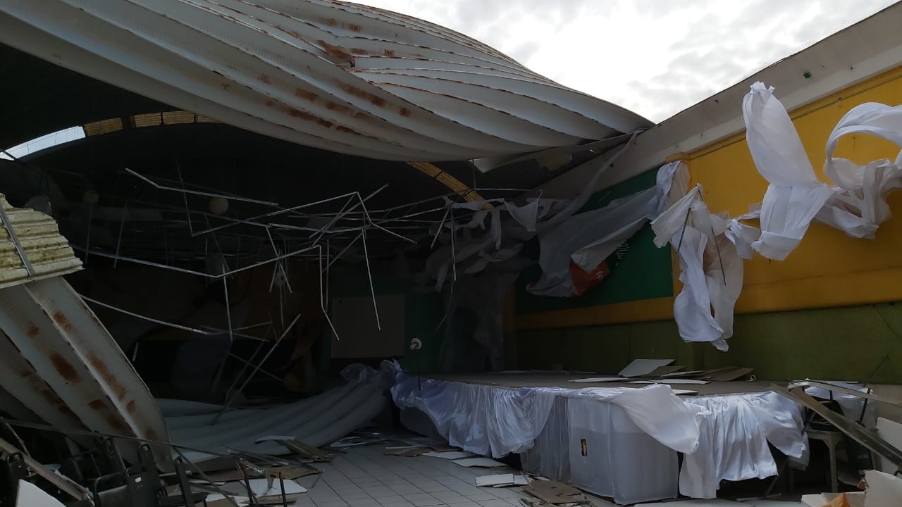 Cae domo de la sede de la Sección 32 del SNTE en Veracruz; rachas alcanzan los 115.2 km/h
