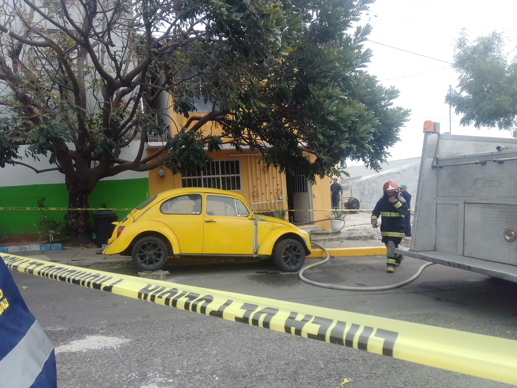 Incendio en vivienda provoca evacuación de alumnos de primaria en Veracruz puerto