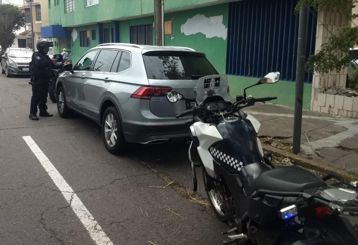 Con maleta falsa engaña a ladrones y salva su dinero